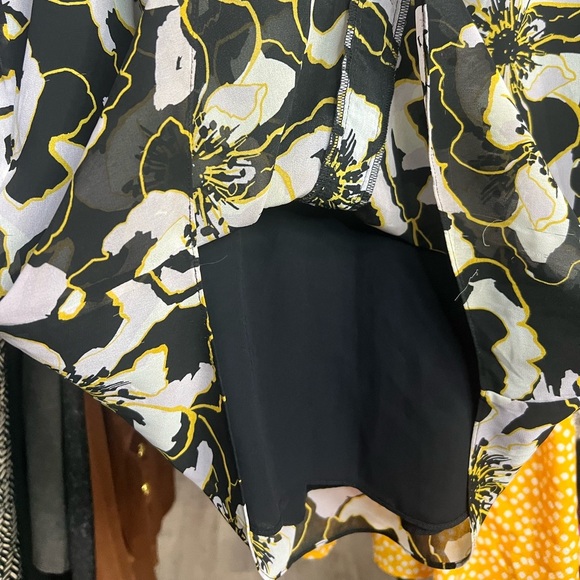 !SOLD! RW&CO. Sleeveless Chiffon Floral Blouse Deep V size Medium Casual Women - Picture 6 of 7